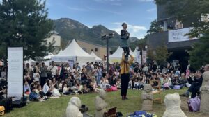 Tarkabarka, Wanderbühne, Zirkuswagen, Clown, Zirkustheater, ohne Worte, vándorszínpad, Tarkabarka kompánia, cirkusz, cirkuszkocsi, bohóc, circus, zirkus, Vaduz, Schulvorstellung, Südkorea