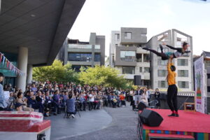 Tarkabarka, Wanderbühne, Zirkuswagen, Clown, Zirkustheater, ohne Worte, vándorszínpad, Tarkabarka kompánia, cirkusz, cirkuszkocsi, bohóc, circus, zirkus, Vaduz, Schulvorstellung, Südkorea