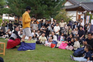 Tarkabarka, Wanderbühne, Zirkuswagen, Clown, Zirkustheater, ohne Worte, vándorszínpad, Tarkabarka kompánia, cirkusz, cirkuszkocsi, bohóc, circus, zirkus, Vaduz, Schulvorstellung, Südkorea