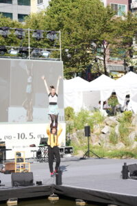 Tarkabarka, Wanderbühne, Zirkuswagen, Clown, Zirkustheater, ohne Worte, vándorszínpad, Tarkabarka kompánia, cirkusz, cirkuszkocsi, bohóc, circus, zirkus, Vaduz, Schulvorstellung, Südkorea