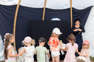 Philothea Figurentheater Tarkabarka, Wanderbühne, Kleinkunstwochenende Vaduz, Illusionist Danini, Kolotoč, Philothea Figurentheater, Herz-Feuer, Polo`s Crêpes, Olga`s Hot-Dog, Compagnie Tarkabarka, Urban Dynasty, Handwerkskunst, Roger`s Kreisreisen, Karussell, handbetriebens Karussell, Auring,