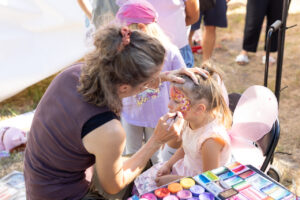 Kinderschminken mit Lili Tarkabarka, Wanderbühne, Kleinkunstwochenende Vaduz, Illusionist Danini, Kolotoč, Philothea Figurentheater, Herz-Feuer, Polo`s Crêpes, Olga`s Hot-Dog, Compagnie Tarkabarka, Urban Dynasty, Handwerkskunst, Roger`s Kreisreisen, Karussell, handbetriebens Karussell, Auring,