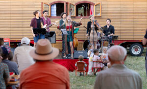 Kolotoč Tarkabarka, Wanderbühne, Kleinkunstwochenende Vaduz, Illusionist Danini, Kolotoč, Philothea Figurentheater, Herz-Feuer, Polo`s Crêpes, Olga`s Hot-Dog, Compagnie Tarkabarka, Urban Dynasty, Handwerkskunst, Roger`s Kreisreisen, Karussell, handbetriebens Karussell, Auring,