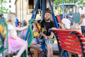 Roger´s Kreisreisen Tarkabarka, Wanderbühne, Kleinkunstwochenende Vaduz, Illusionist Danini, Kolotoč, Philothea Figurentheater, Herz-Feuer, Polo`s Crêpes, Olga`s Hot-Dog, Compagnie Tarkabarka, Urban Dynasty, Handwerkskunst, Roger`s Kreisreisen, Karussell, handbetriebens Karussell, Auring,