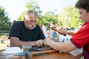Lederhandwerk mit Gábor Boka Tarkabarka, Wanderbühne, Kleinkunstwochenende Vaduz, Illusionist Danini, Kolotoč, Philothea Figurentheater, Herz-Feuer, Polo`s Crêpes, Olga`s Hot-Dog, Compagnie Tarkabarka, Urban Dynasty, Handwerkskunst, Roger`s Kreisreisen, Karussell, handbetriebens Karussell, Auring,